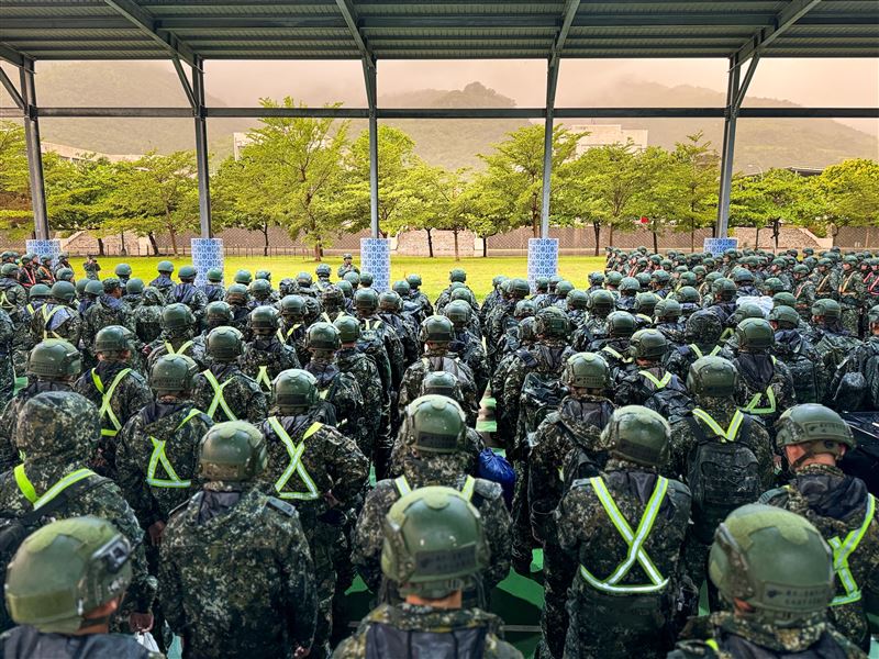 因應颱風「樺加沙」造成花蓮地區重大災情，第2作戰區派遣448員官兵投入救災。（圖／國防部提供）