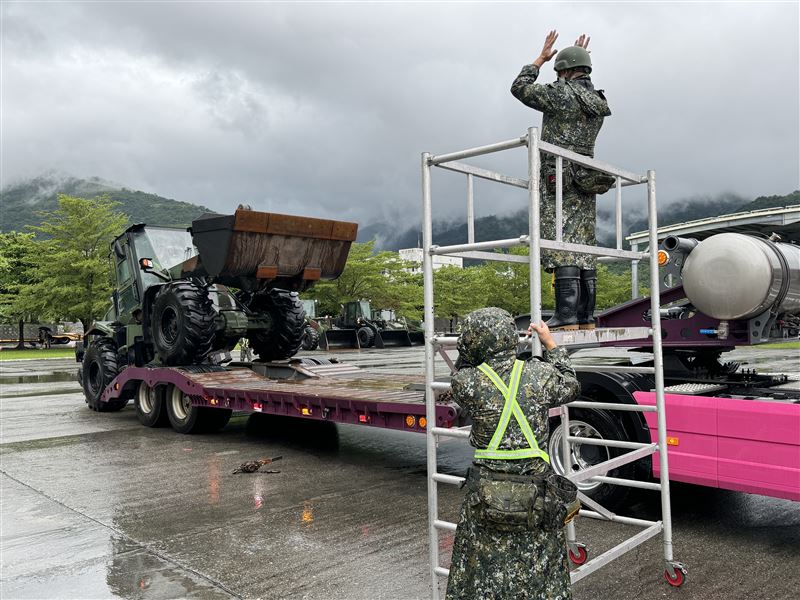 因應颱風「樺加沙」造成花蓮地區重大災情，第2作戰區派遣448員官兵投入救災。（圖／國防部提供）