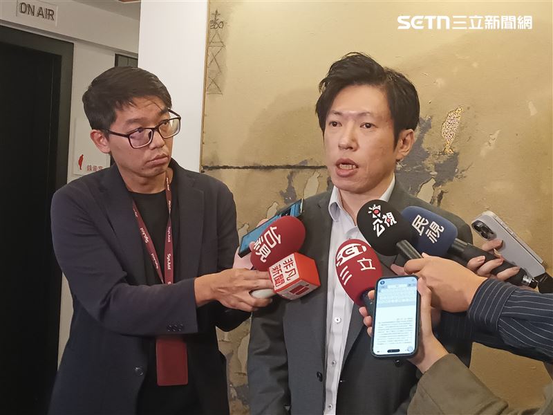 行政院秘書長張惇涵今（24）日上午接受寶島聯播網「新聞放鞭炮」廣播節目專訪後受訪。（圖／記者盧素梅攝影）