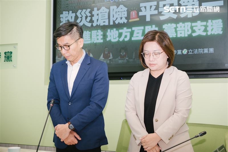 民進黨團「政治口水閃一邊 救災搶險 平安第一 」記者會，鍾佳濱、陳培瑜為受災民眾與死者哀悼。（圖／記者楊士誼攝影）