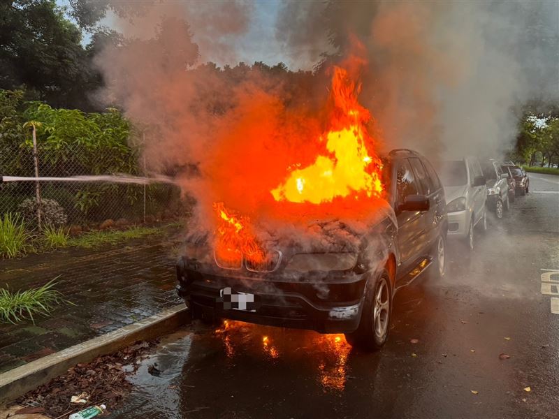 BMW休旅車在公墓附近起火，被大火燒成廢鐵。（圖／翻攝畫面）