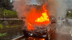 台中公墓旁火燒車！BMW休旅車全面燃燒　大火吞噬燒成廢鐵