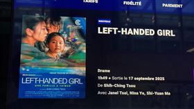 「左撇子女孩」登巴黎票房第7名  首週六晚客滿台灣電影「左撇子女孩」17日在法國上映，首週即登巴黎票房第7名。20日首個週六晚於巴黎市中心Les Halles的UGC戲院更是滿座盛況。圖為當日晚間19時場次購票系統顯示「已額滿」（complet）。中央社記者李若韻巴黎攝　114年9月23日