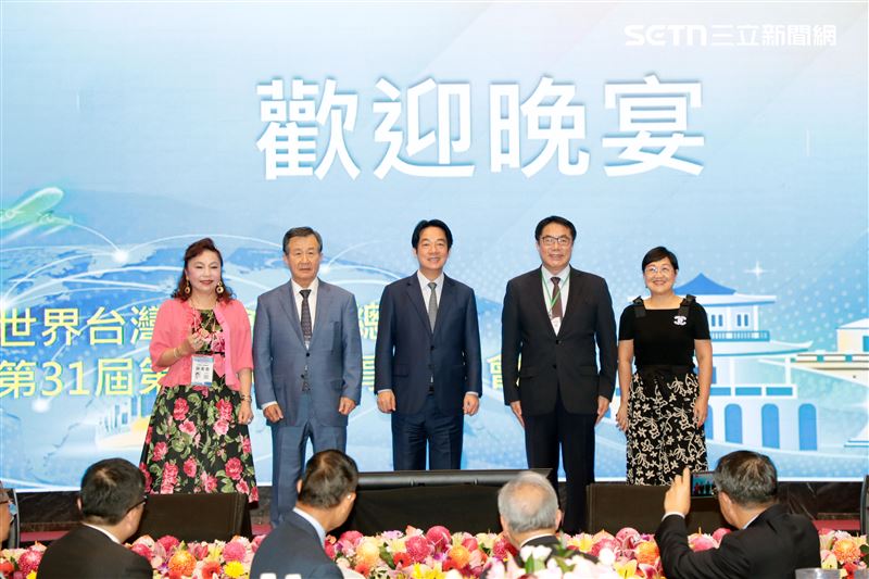 各國台商代表熱情與黃偉哲市長合照，感謝市府舉行盛大晚宴款待。（圖／台南市政府提供）