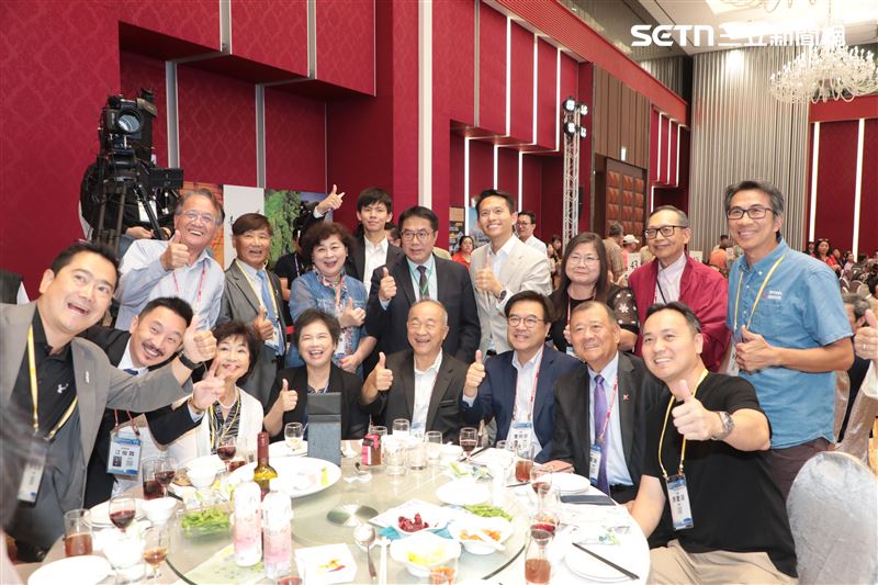 各國台商代表熱情與黃偉哲市長合照，感謝市府舉行盛大晚宴款待。（圖／台南市政府提供）