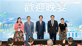 各國台商代表熱情與黃偉哲市長合照，感謝市府舉行盛大晚宴款待。（圖／台南市政府提供）