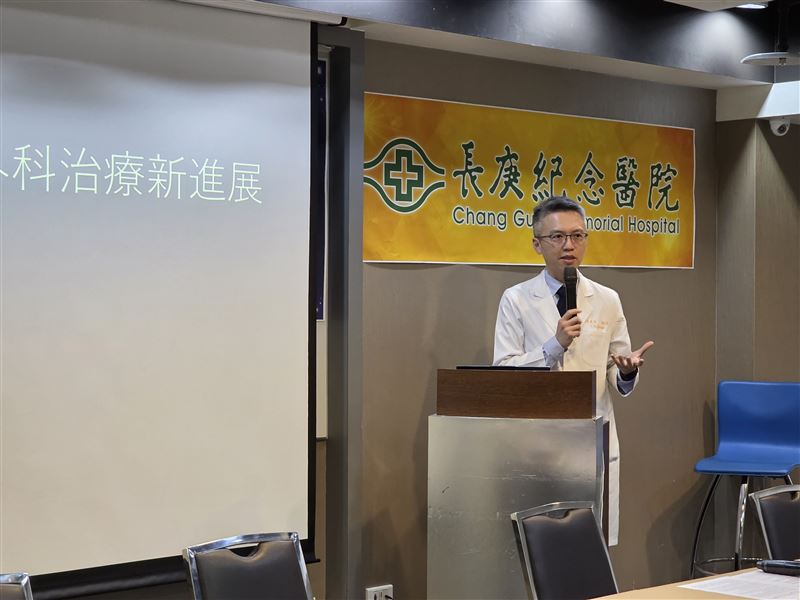 趙盈凱醫師說明達文西單孔手術系統臨床應用。（圖／長庚醫院提供）
