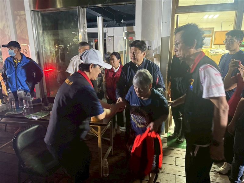 傅崐萁說，漏夜趕到光復災區，滿目瘡痍，令人痛心遇難人數已達14人。（圖／翻攝自傅崐萁臉書）