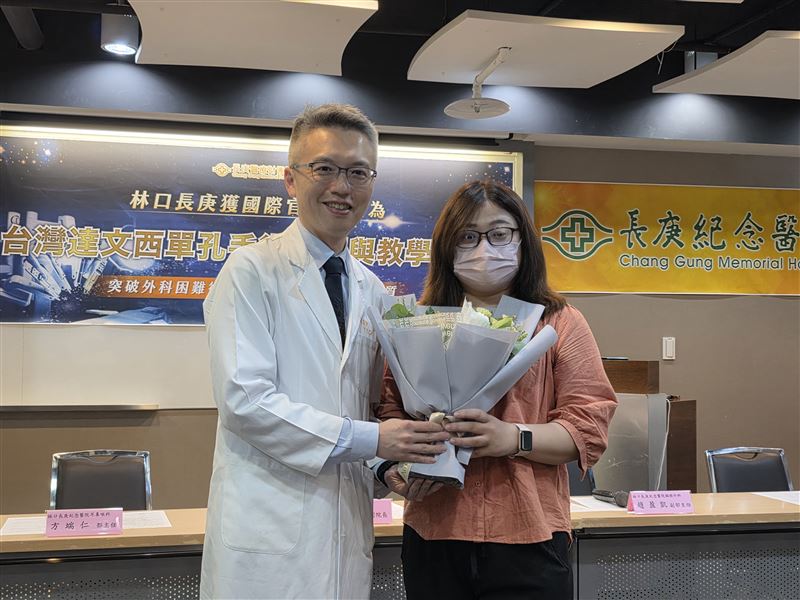 趙盈凱主任（左）慶賀重症肌無力病患謝小姐（右）重拾嶄新生活。（圖／長庚醫院提供）