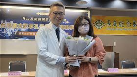 趙盈凱主任（左）慶賀重症肌無力病患謝小姐（右）重拾嶄新生活。（圖／長庚醫院提供）