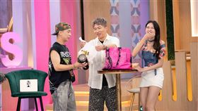 檸檬(右)包包成「ㄆㄨㄣ桶」、驚見派翠克(左)私照（圖／東森提供） 