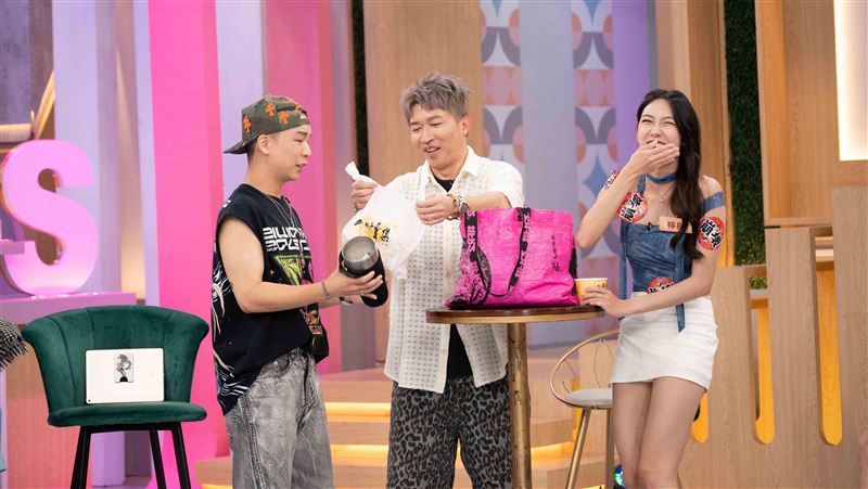 檸檬(右)包包成「ㄆㄨㄣ桶」、驚見派翠克(左)私照(圖/東森提供)