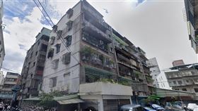 新北市新莊區新泰路406巷內某公寓4樓有男子頸部中刀送醫。（圖／翻攝自Google Map）