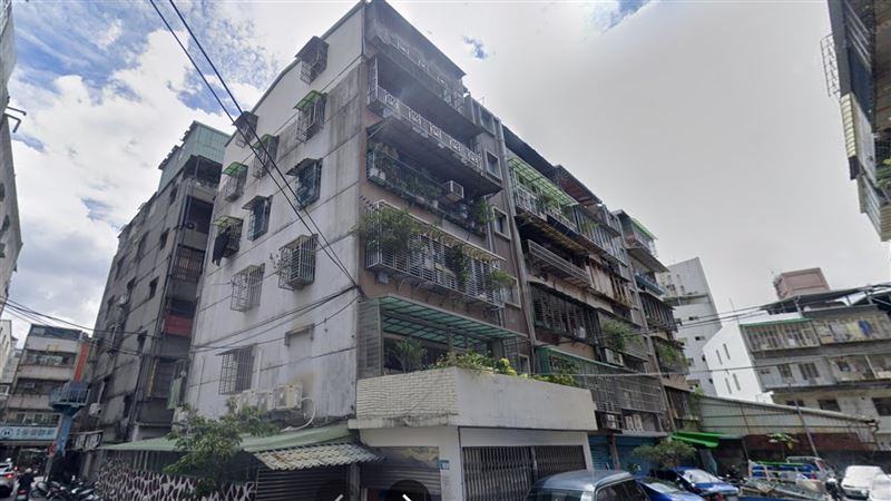 新北市新莊區新泰路406巷內某公寓4樓有男子頸部中刀送醫。（圖／翻攝自Google Map）