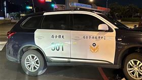 台中大雅分局警車追車，不慎衝撞路邊燈桿及監視器主機箱，3人輕傷。（圖／民眾提供）