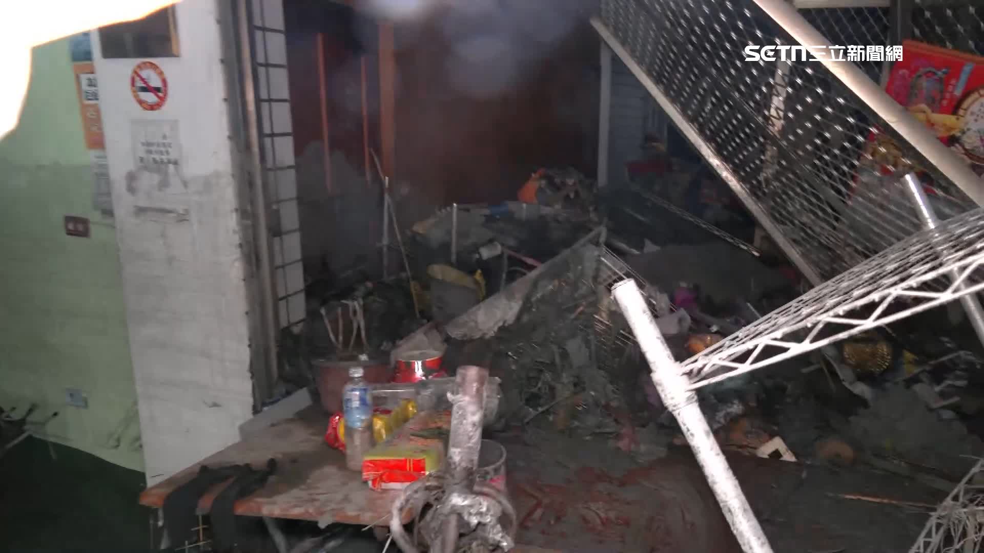 家具全被大水攻擊，現場一片狼藉