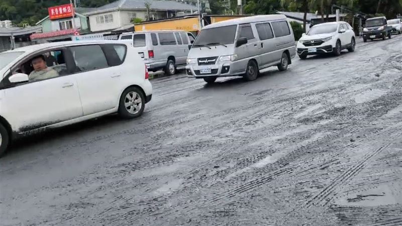 消防緊急廣播，第三波恐潰壩了，目前當地大批車輛從市區往外撤。（圖／翻攝畫面）