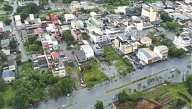 最新空拍畫面，花蓮光復鄉，市區慘況曝，街道滿是泥濘，淤泥，受災慘重(圖／翻攝畫面)