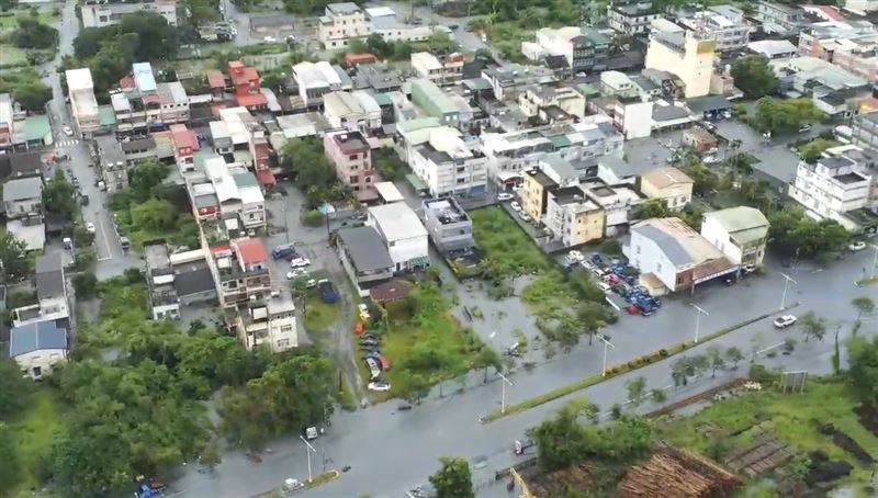 光復鄉市區街道仍有部分的低窪地區積水未退。(圖／翻攝畫面)
