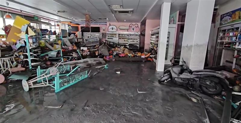 大水退去，超商、民宅屋內堆滿淤泥，滿目瘡痍。(圖／翻攝畫面)