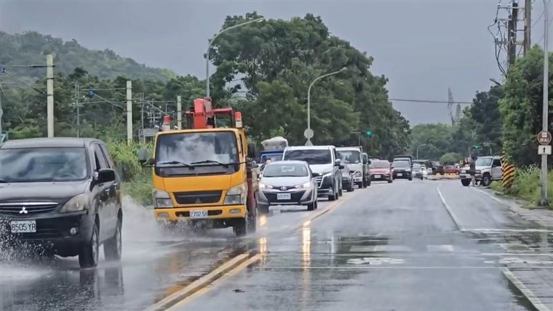 消防緊急廣播，第三波恐潰壩了，目前當地大批車輛從市區往外撤。（圖／翻攝畫面）