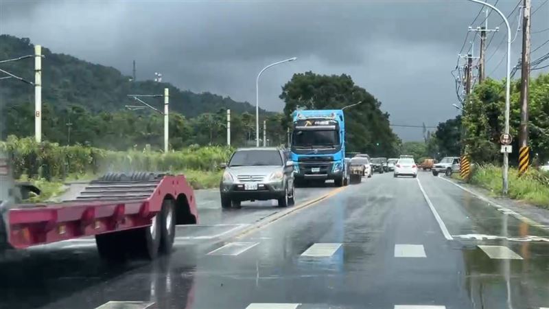 消防緊急廣播，第三波恐潰壩了，目前當地大批車輛從市區往外撤。（圖／翻攝畫面）