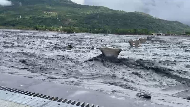 馬太鞍溪跟1小時前相比，水位約上升2公尺。（圖／翻攝畫面）
