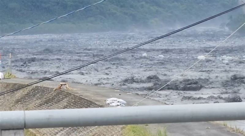 馬太鞍溪堰塞湖再度傳出溢流情況。（圖／翻攝畫面）