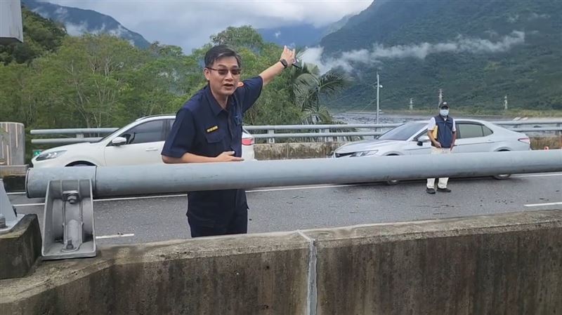 鳳林分局長&nbsp;高聲大喊「又一波水流要下來了」。（圖／翻攝畫面）
