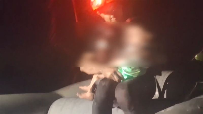 屏東縣特搜大隊挺進光復鄉災區，並於過程中救援一名飽受驚嚇的2歲小男童。 （圖／屏東消防局提供）