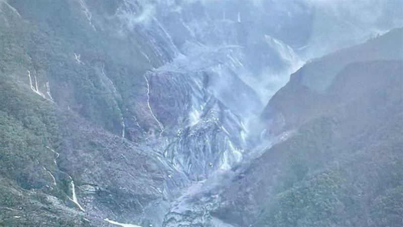 馬太鞍溪堰塞湖壩體及周圍地質仍不穩定。（圖／翻攝畫面）