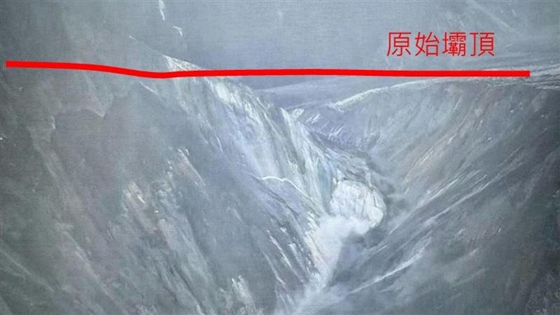 馬太鞍溪堰塞湖昨天溢流後，壩體溢流口已下切80公尺。（圖／翻攝畫面）