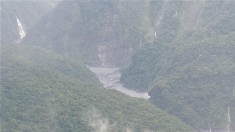 花蓮馬太鞍溪堰塞湖今天空拍畫面。（圖／翻攝畫面）