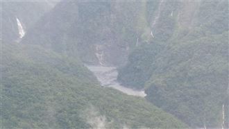 馬太鞍溪堰塞湖空拍照曝　溢流恐反覆發生