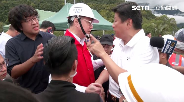 卓榮泰赴花蓮光復勘災，傅崑萁應要釐清堰塞湖誰管，抱怨側翼攻擊，你來我往。（圖／翻攝畫面）
