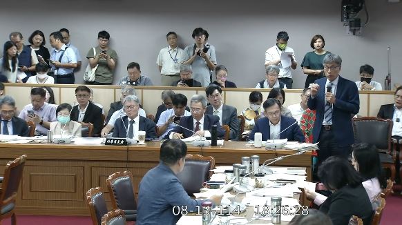 農業部長陳駿季8月13日在黨團協商，針對堰塞湖一事強調「為了下游居民，我們願意努力去做」。（圖／翻攝畫面）