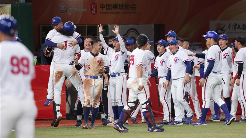亞錦賽台灣隊陳敏賜面對韓國，轟出再見2分砲。（圖／中華棒協提供）