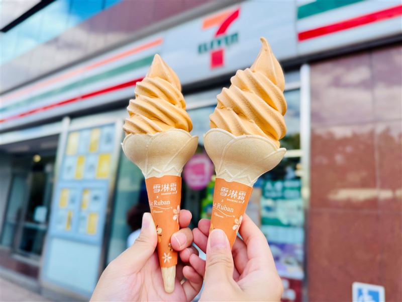 7-ELEVEN攜手法朋推出蛋黃酥霜淇淋。(圖／7-11提供)