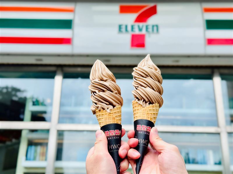 7-ELEVEN酷聖霜門市攜手黑沃咖啡推出「黑可可摩卡酷聖霜」(圖／7-11提供)