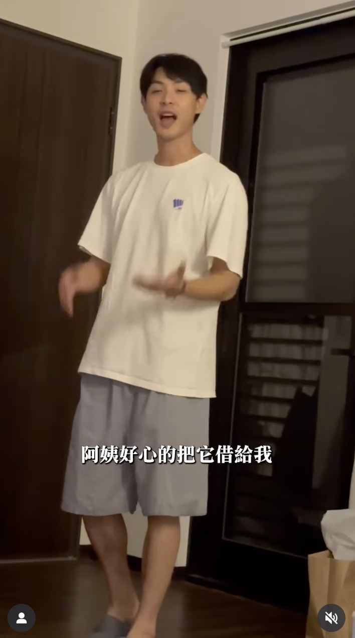 連晨翔笑說想買一件按摩店的褲子回家穿。（圖／翻攝自臉書）