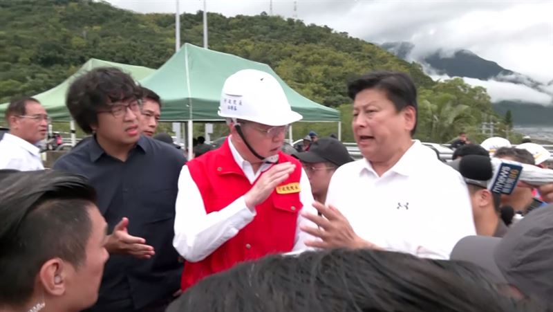 卓榮泰赴花蓮光復勘災，傅崐萁應要釐清堰塞湖誰管，抱怨側翼攻擊，你來我往。（圖／翻攝畫面）