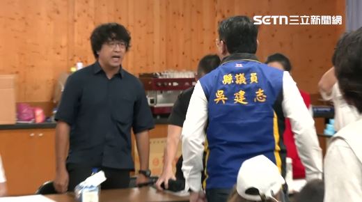 卓揆氣得轉身走人，沈伯洋和縣議員吳建志吵起來。（圖／翻攝畫面）