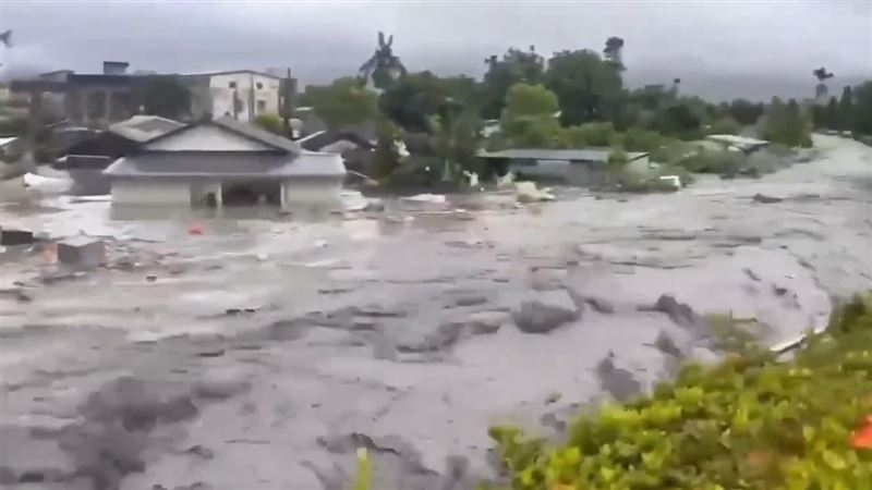 光復鄉現場最新畫面曝光，大量泥水沖出、水流湍急。（圖／翻攝畫面）