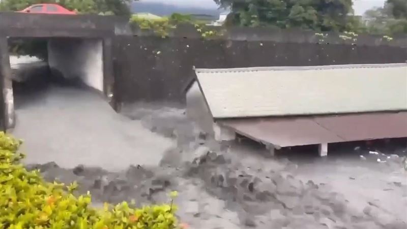 光復鄉現場最新畫面曝光，大量泥水沖出、水流湍急。（圖／翻攝畫面）