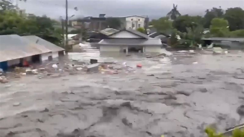 光復鄉現場最新畫面曝光，大量泥水沖出、水流湍急。（圖／翻攝畫面）