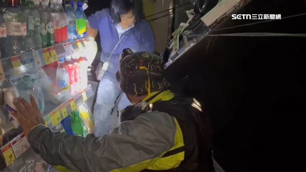 警消人員趕緊到場營救