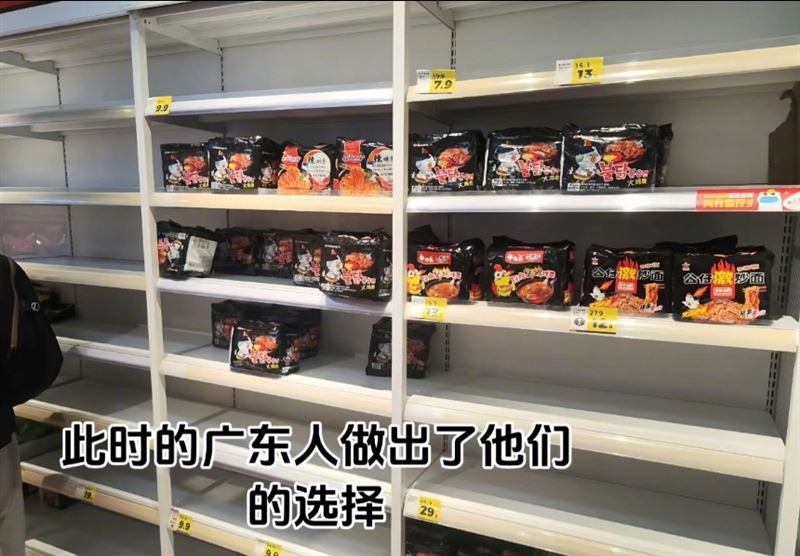 樺加沙將襲廣東，民眾掃光賣場貨架，除了韓國品牌的火雞麵。（圖／翻攝自微博）