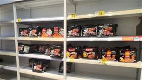 樺加沙將襲廣東，民眾掃光賣場貨架，除了韓國品牌的火雞麵。（圖／翻攝自微博）