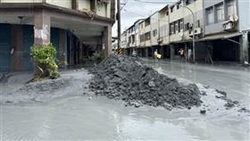 馬太鞍溪堰塞湖溢流　光復鄉敦厚路滿淤泥（2）花蓮縣馬太鞍溪堰塞湖23日溢流，大水沖進鄰近鄉鎮，24日積水漸消，光復鄉敦厚路仍堆積大量土石與泥沙。中央社記者張祈攝　114年9月24日