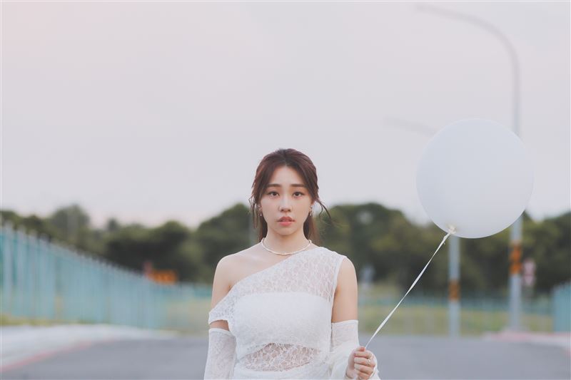 艾薇發行新單曲〈天使借的溫柔〉。（圖／原音娛樂提供）